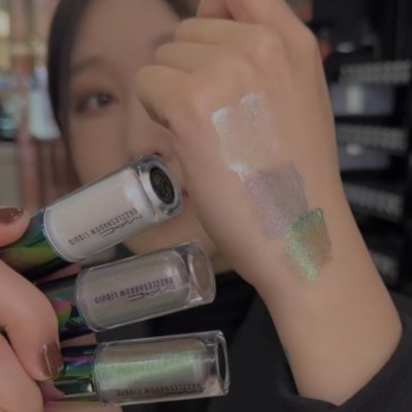 ❇️🧚♀️MAGIC SCALE MAC RARE Dazzleshadow Eyeshadow NWT - Picture 2 of 6